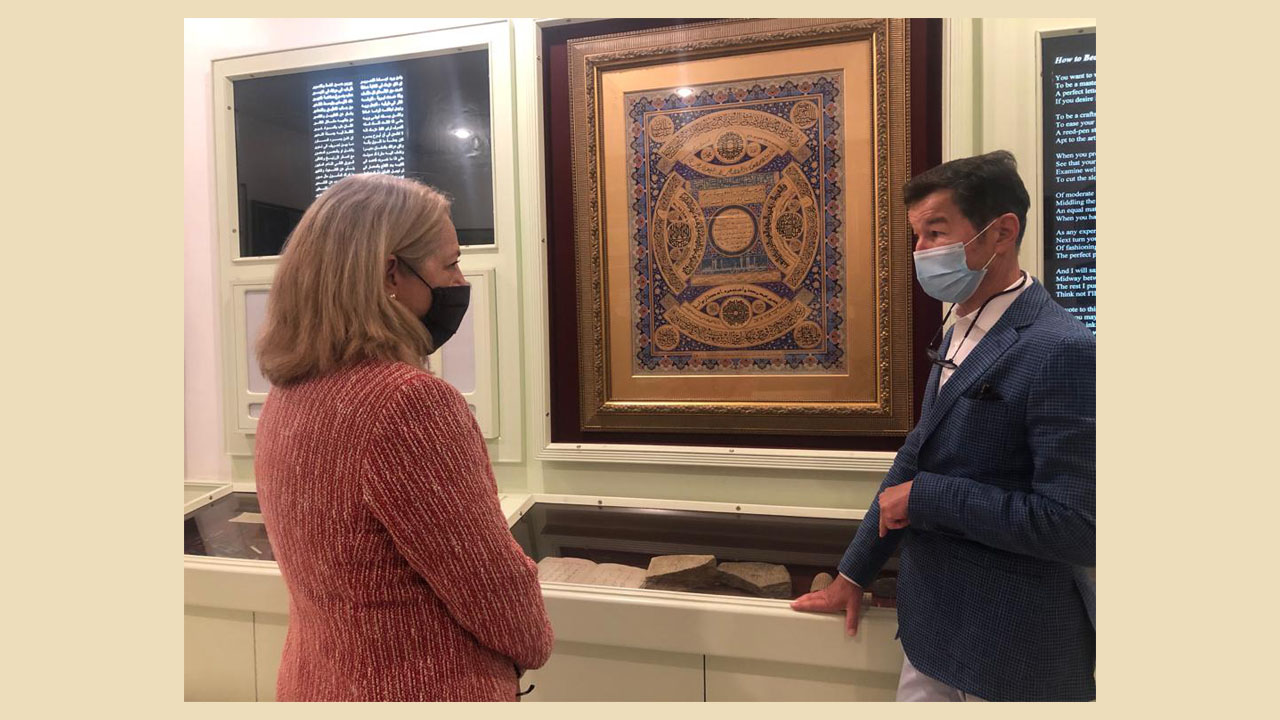 السفيرة الأمريكية تزور متحف طارق رجب للفن الإسلامي والخط