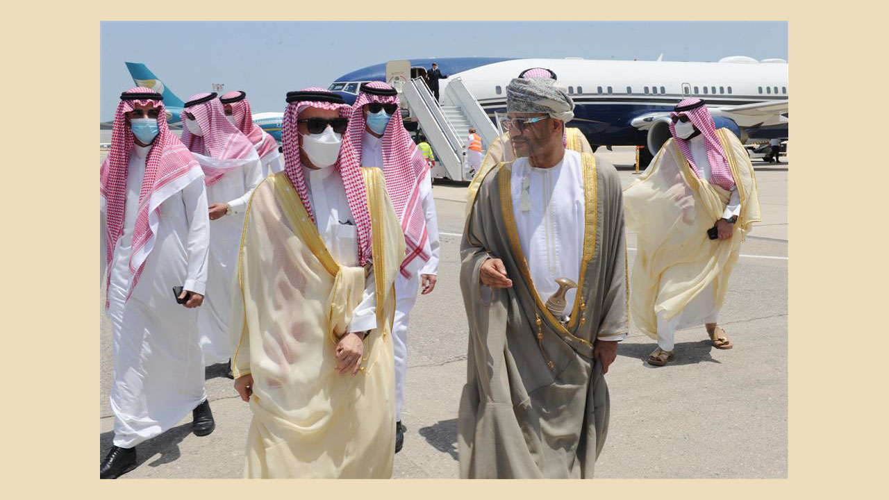وزير الخارجية السعودي يصل سلطنة عمان