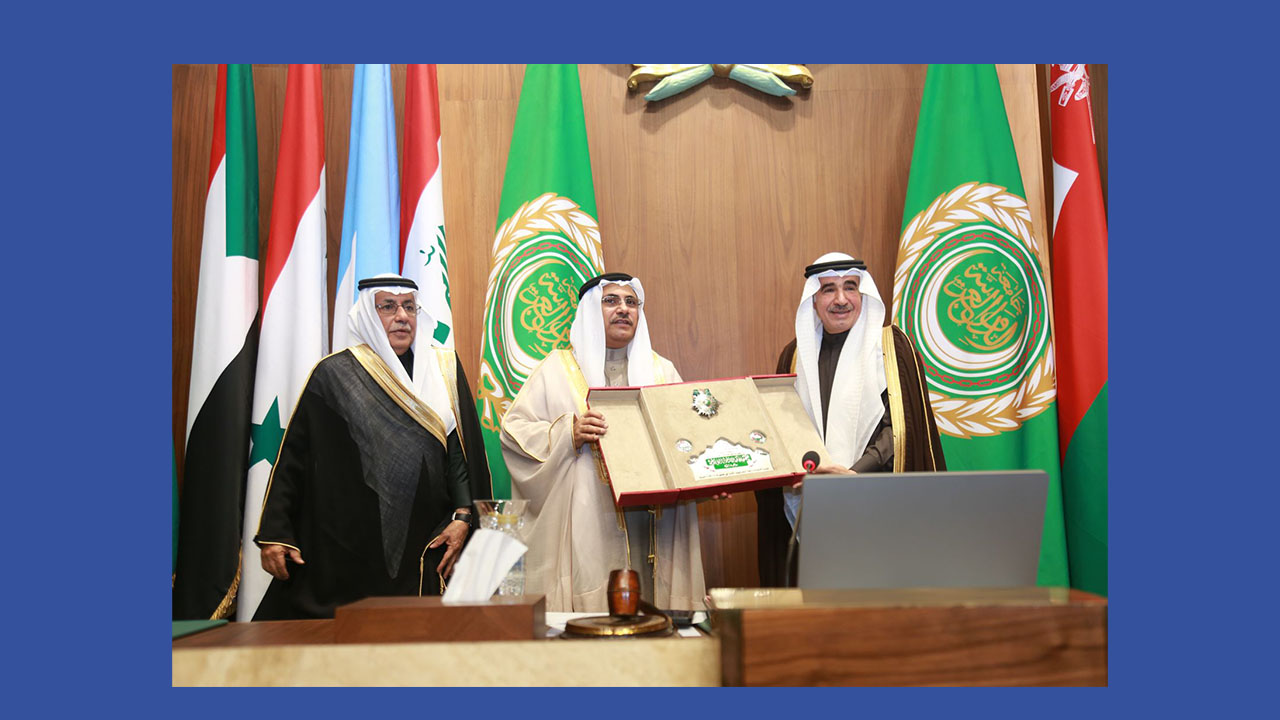 البرلمان العربي يمنح “وسام الريادة” للأديب الكويتي الراحل عبد العزيز البابطين