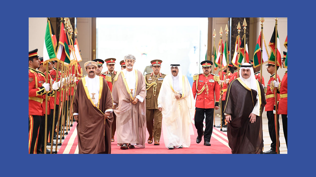 سمو الأمير على رأس مودعي سلطان عمان الشقيقة لدى مغادرته الكويت بعد زيارة دولة