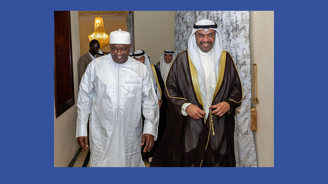 ممثل سمو الأمير يلتقي رئيس غامبيا على هامش مؤتمر القمة الإسلامية في بانجول