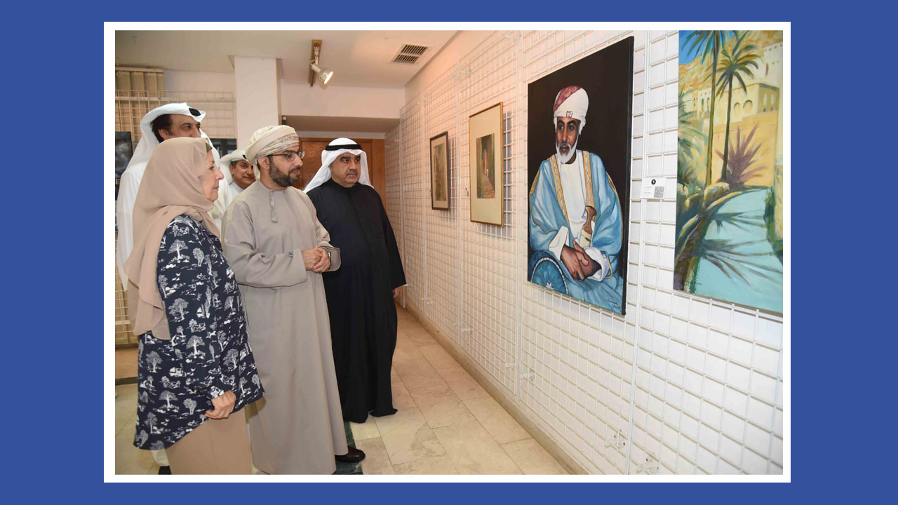 السفير العماني يفتتح معرض الفنانة التشكيلية سامية السيد عمر