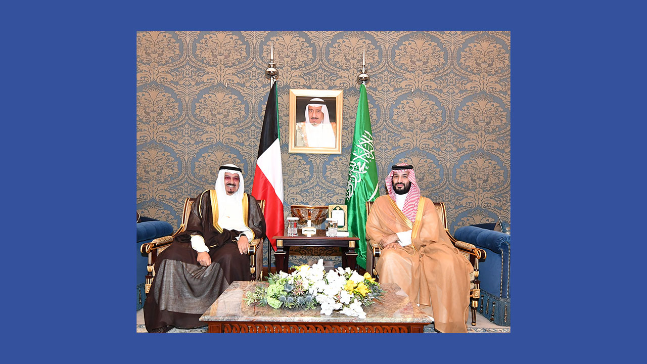 ممثل الأمير رئيس الوزراء يلتقي ولي العهد السعودي على هامش مؤتمر القمة العربية بالمنامة