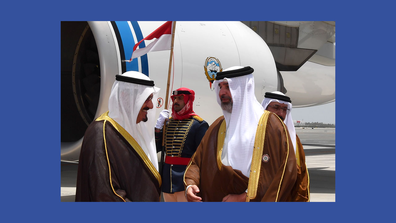 ممثل سمو الأمير يصل إلى البحرين لترؤس وفد الكويت في القمة العربية