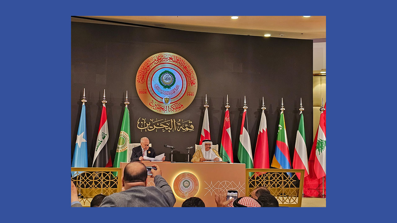وزير خارجية البحرين وأمين الجامعة العربية يعقدان مؤتمرا صحفيا للإعلان عن مقررات القمة العربية