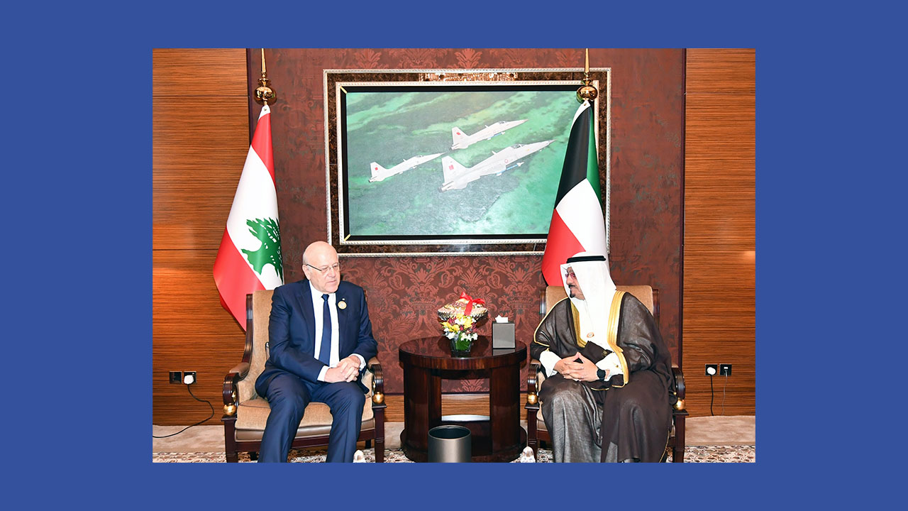 ممثل سمو الأمير رئيس مجلس الوزراء يستقبل رئيس الوزراء اللبناني على هامش مؤتمر القمة العربية بالمنامة