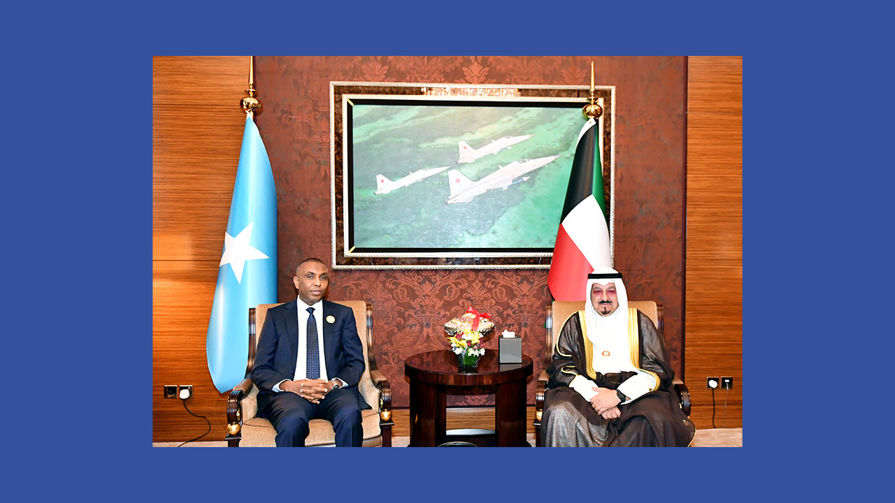 ممثل سمو الأمير رئيس مجلس الوزراء يستقبل رئيس الوزراء الصومالي على هامش مؤتمر القمة العربية بالمنامة